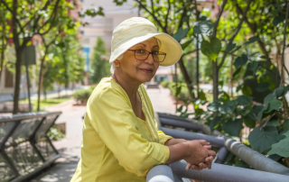 10 symptoms of overheating in seniors, woman in the sun with a brimmed hat